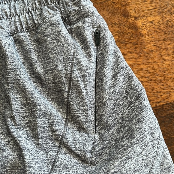 Lululemon Size 6 Grey Shorts - Picture 4 of 4